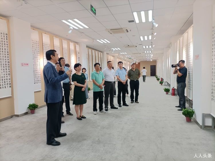 首都经济贸易大学(红庙校区)举办窦万兴篆书书法作品《中国共 产 党章程》展