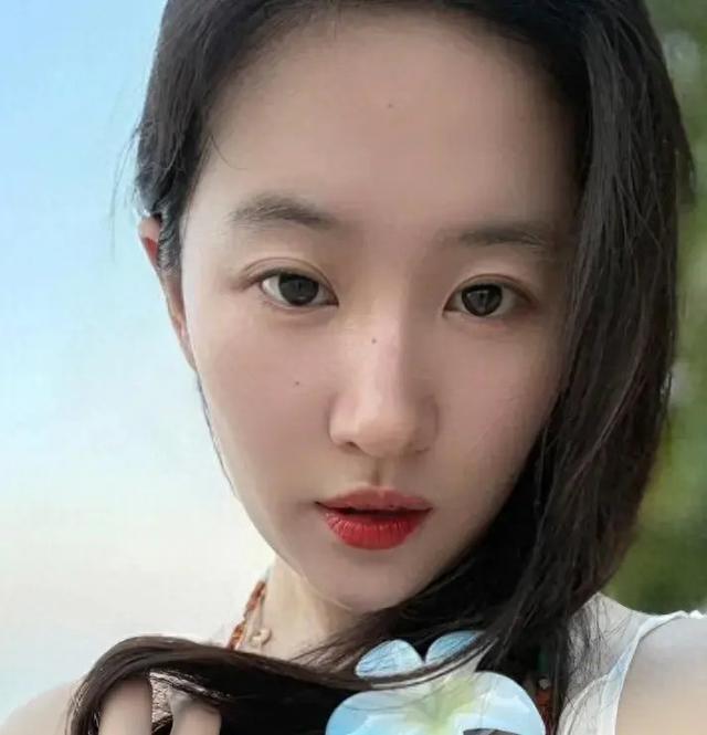 超养眼！刘亦菲海边度假，身材管理出众，穿短裤薄纱秀美腿