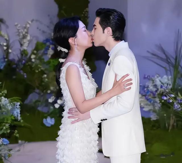 萧敬腾婚礼太精彩！狂亲51岁老婆，陈乔恩疑挺孕肚，向太烫小卷发