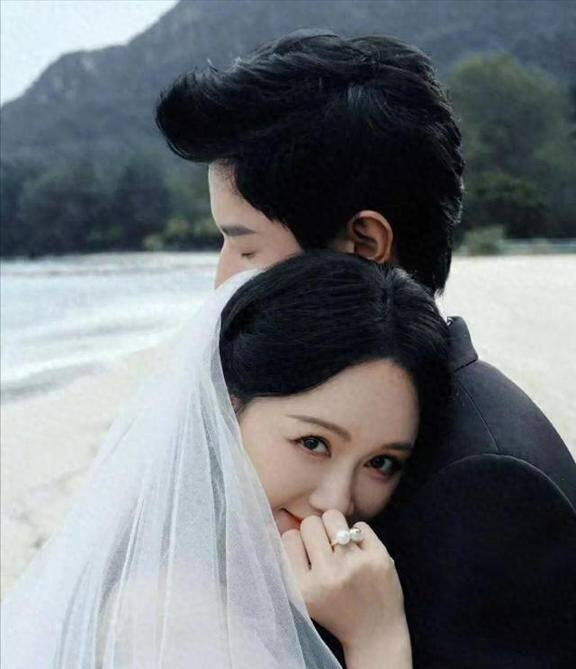 太腻歪！陈乔恩夫妇出现在环球影城，45岁现状回春，细节暴露地位