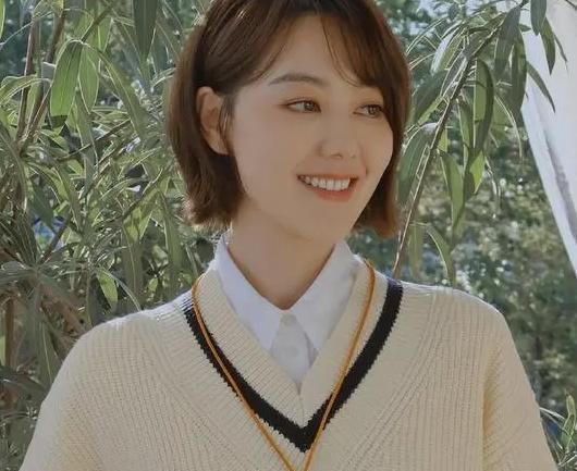 王冠首晒夫妻合照，老公身材健硕肤色偏黑，俩人甜蜜牵手漫步街头