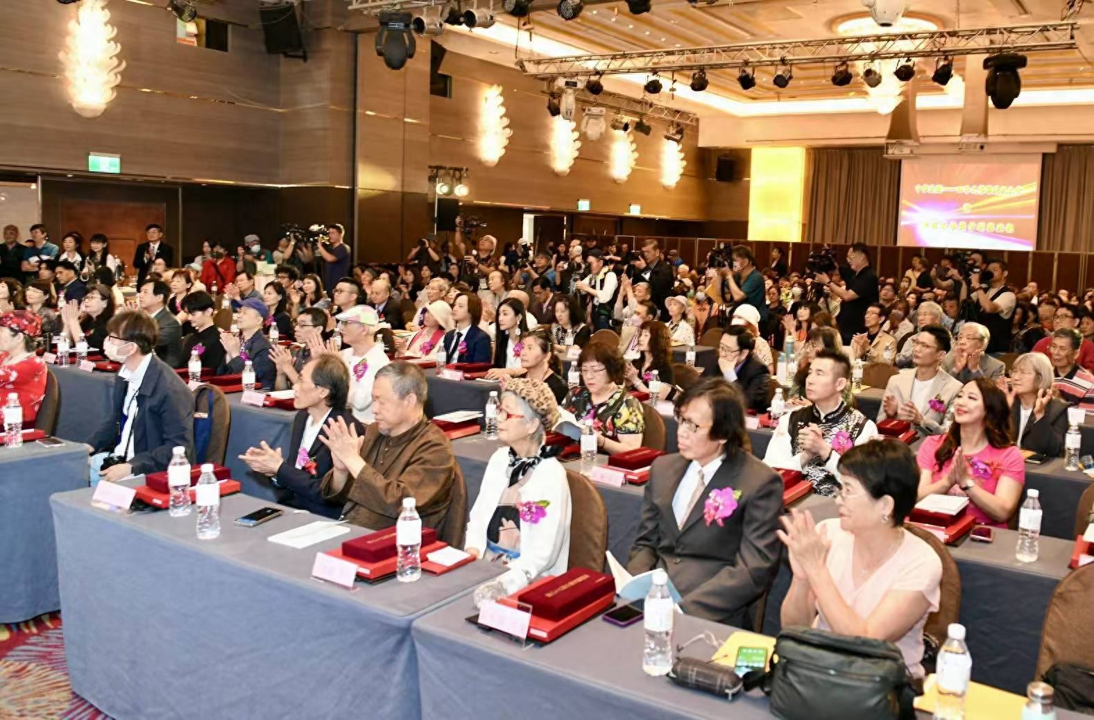 李可梅、李德珍父女同得第66届中国文艺奖章