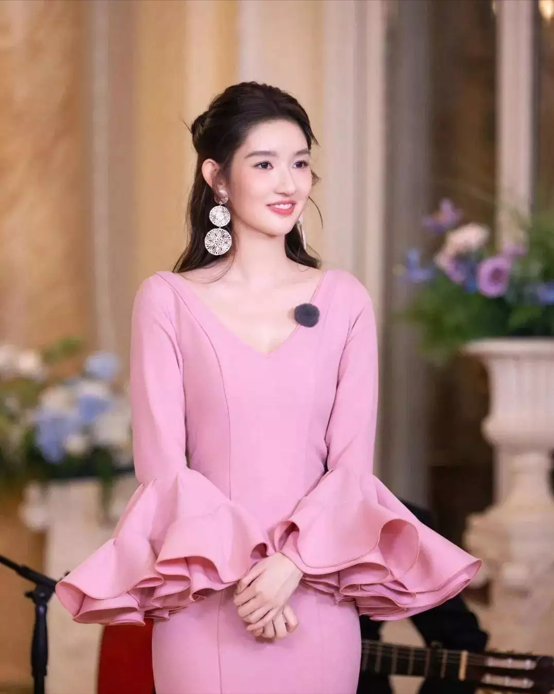 王玉雯粉裙造型甜度炸场！活脱脱一颗饱满水蜜桃，颜值演技双在线