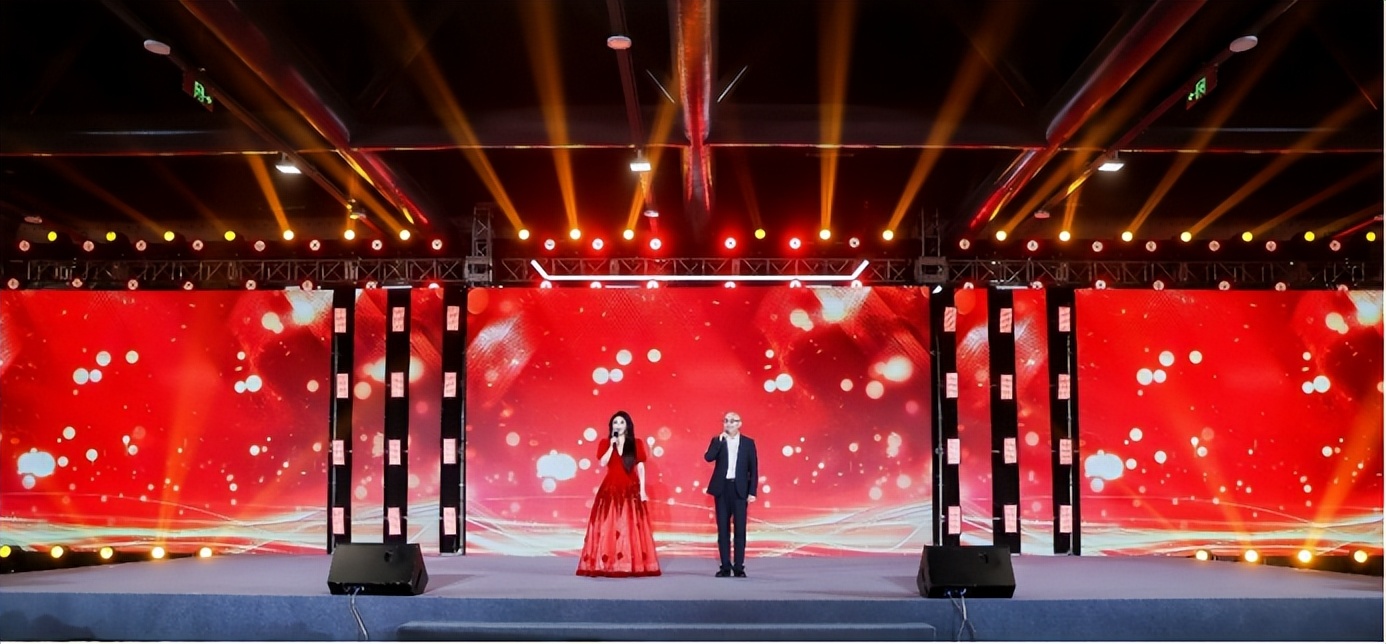 安婷主持国教台丙午马年春节大联欢，以东方之美诠释文化自信