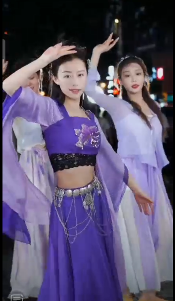 姜女网红街头热舞