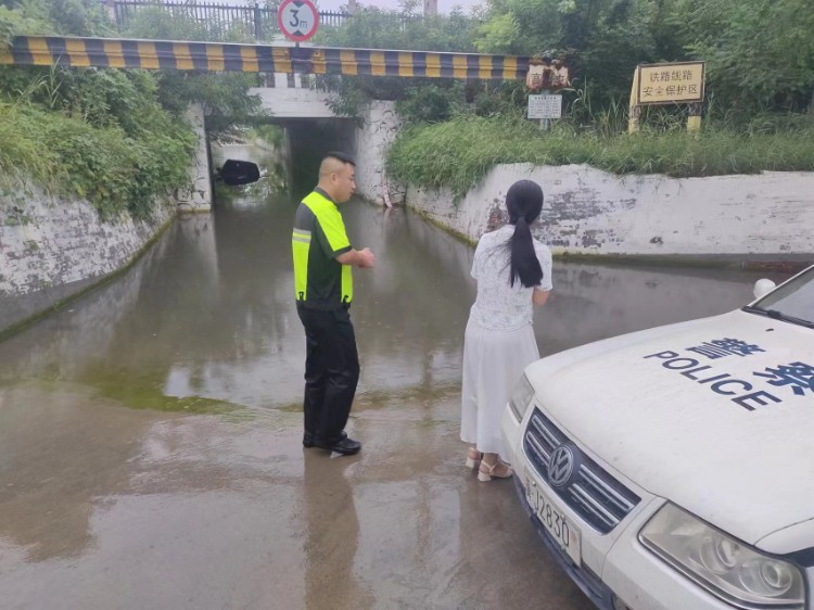 水漫半身，沧县交警涉水救援被困司机