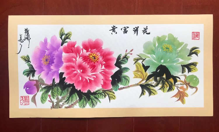站在花海中分享追梦的喜气
