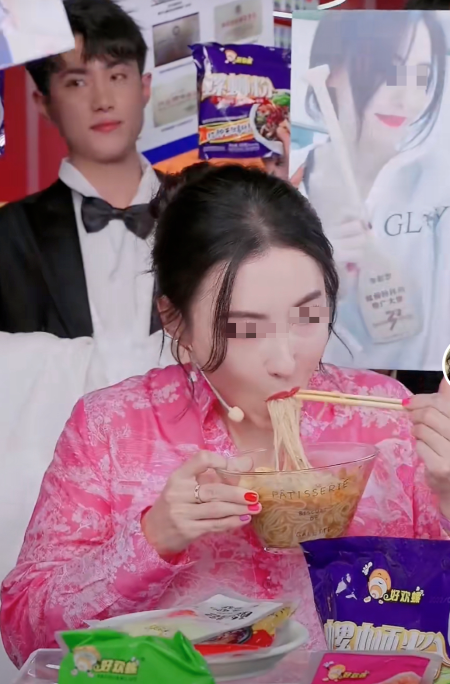 得罪半个娱乐圈，不惧直播带货“翻车”，42岁的她靠美貌就稳赢了