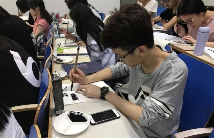 新闻简报：2022年12月5日，农历壬寅年冬月初十二，星期一