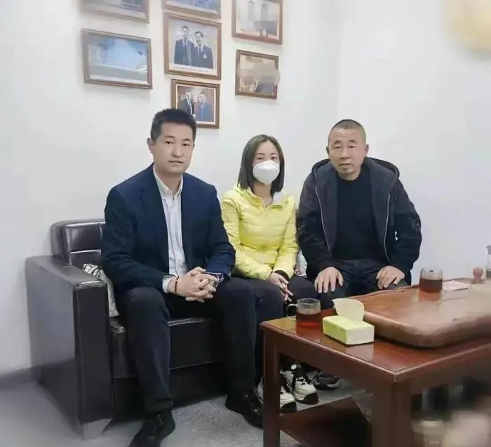 唐山烧烤店被打女孩首次现身，状态曝光令人堪忧：事情果然不简单……
