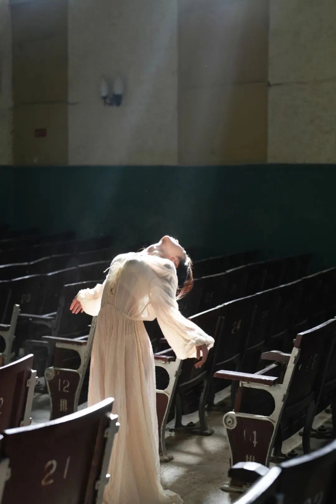 真空透视裙慢舞 一览无遗