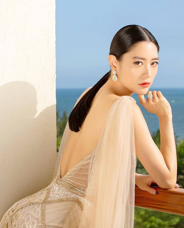 “全球最美女星第二”克拉拉，人间尤物身材太养眼，随便穿都好看