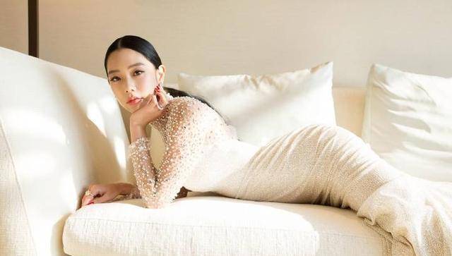 “全球最美女星第二”克拉拉，人间尤物身材太养眼，随便穿都好看