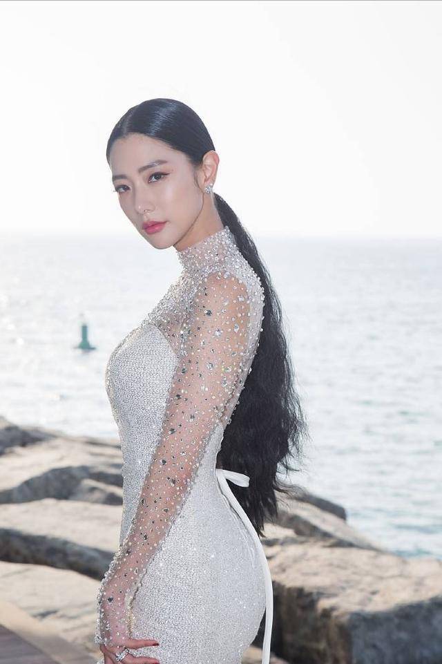 “全球最美女星第二”克拉拉，人间尤物身材太养眼，随便穿都好看