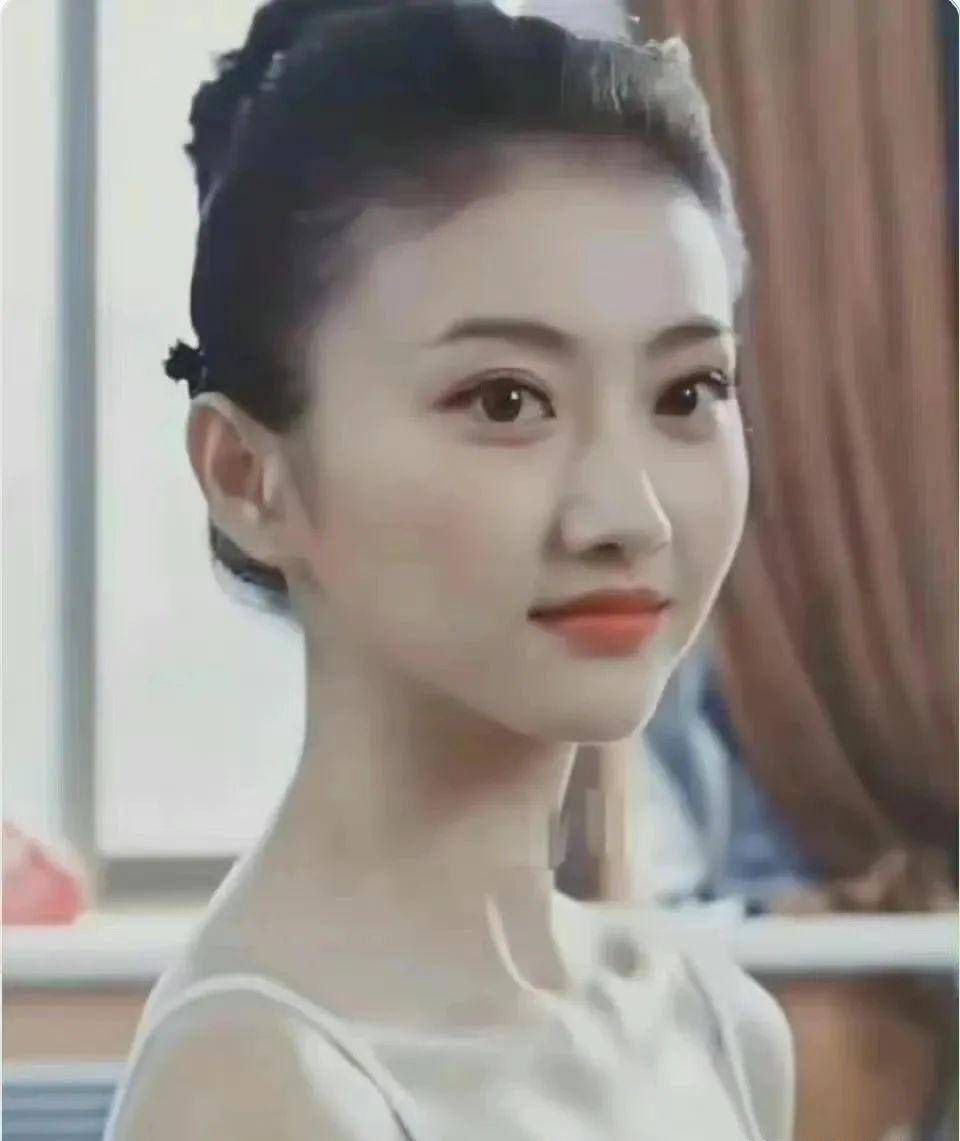 景甜到底能算是北影最美校花？看看她与刘亦菲的合照你就有答案了